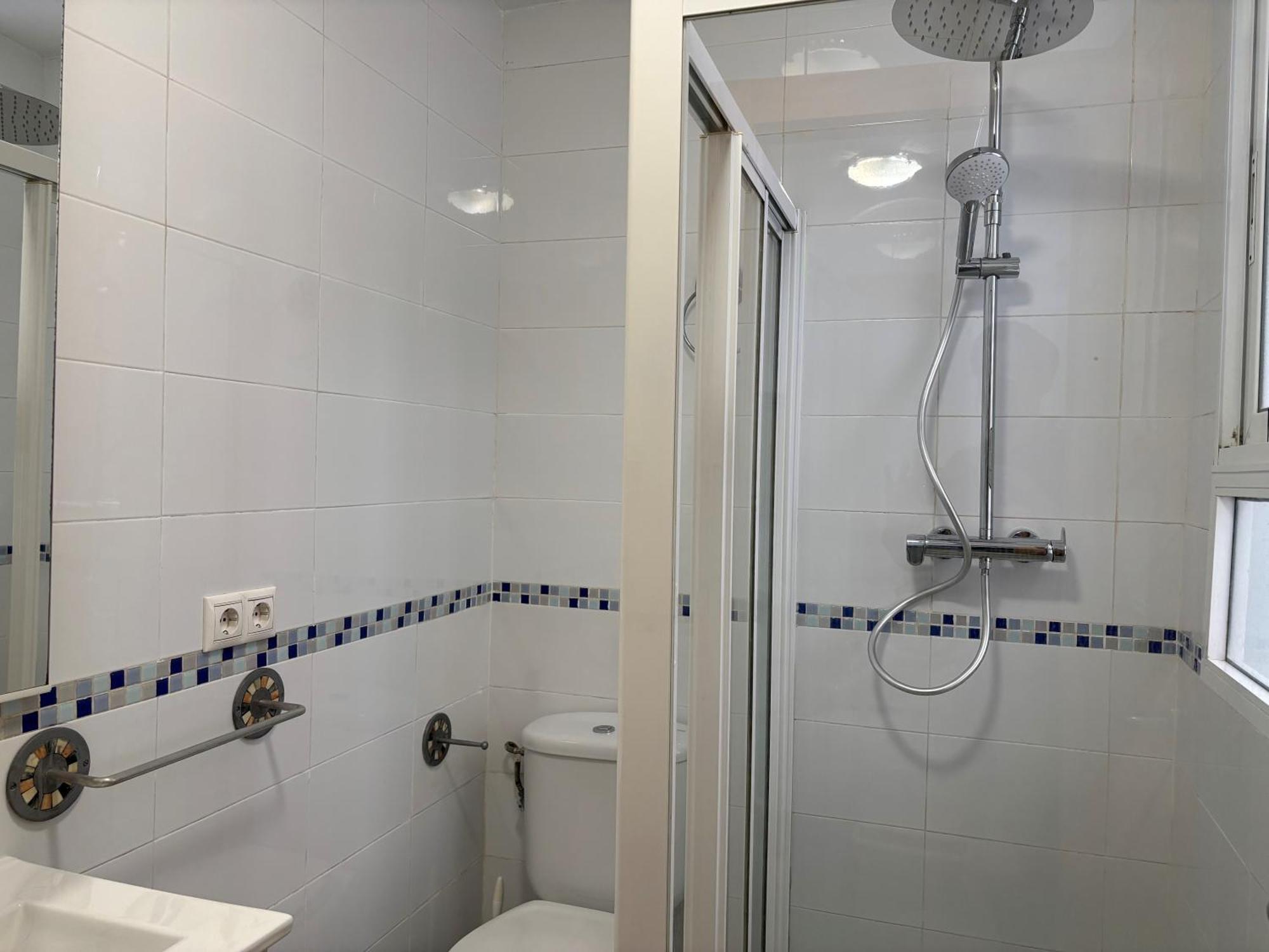 Bonito Y Muy Fresco En Nervion De Dos Y Dos Banos Appartement *